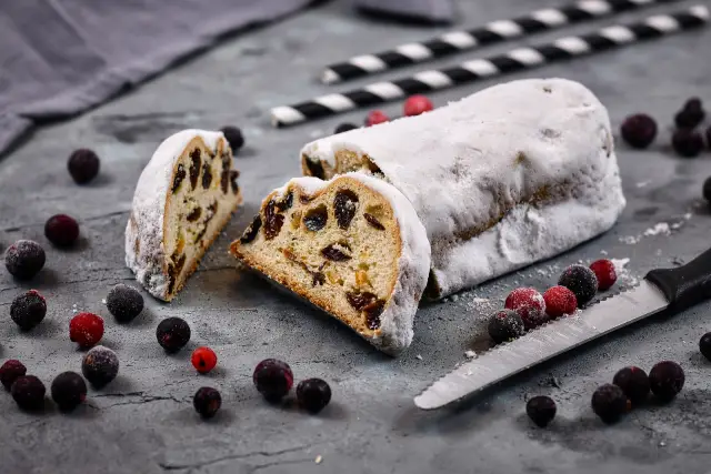 Pain sucré allemand Stollen : un dessert de Noël populaire.