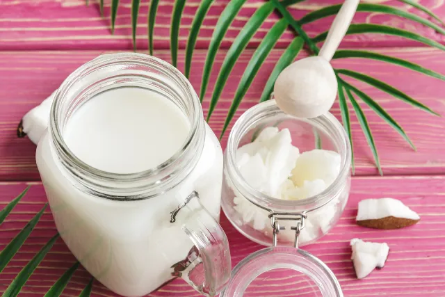 Beurre de coco dans un bocal en verre.