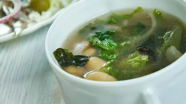 Une soupe à la scarole et aux haricots blancs.