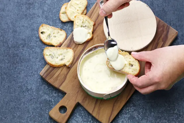 Une boîte fondue de fromage Vacherin Mont d'Or.